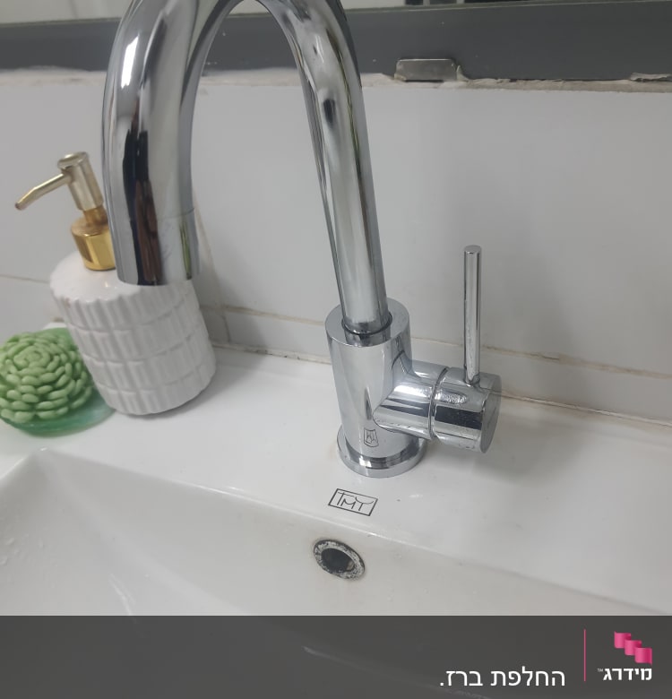 ברז כרום מותקן על כיור לבן בחדר אמבטיה